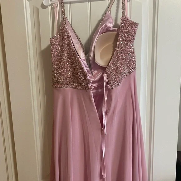 Graduation dress. Worn once. Size XXL with some alterations (I’m 5’4”, C cup) - Picture 3 of 4